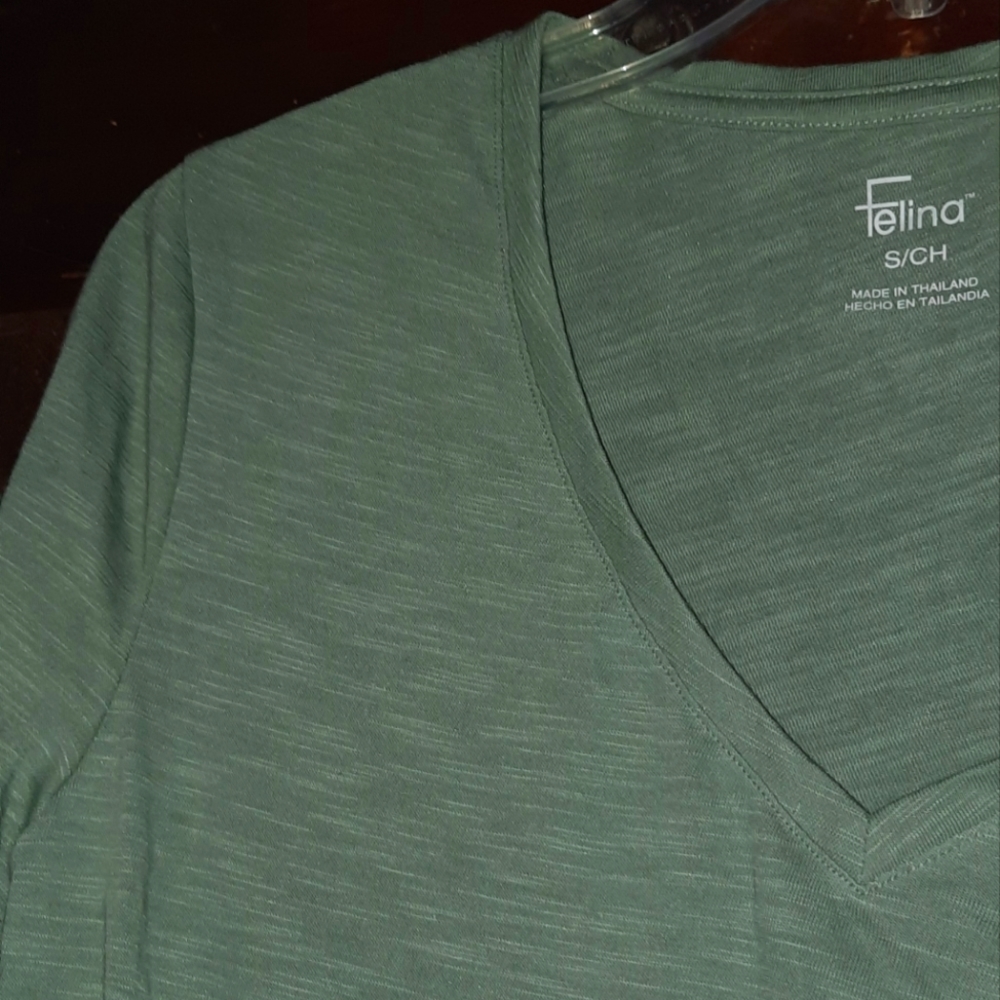 🍀3/15 🆕️ Woman's Light Green Tee-shirt - Picture 4 of 8